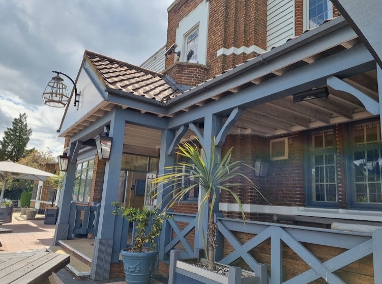 🎤 Karaoke Christmas Party at The Leicester Arms in Luton - Event Image 3 December 13, 2024 08:00 PM