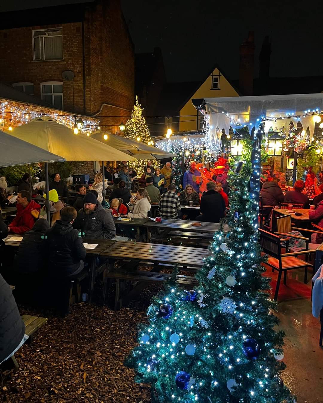🎄The Black Lion in Leighton Buzzard Christmas Tree Switch-on 2024 - Event Image 4 December 02, 2024 07:30 PM