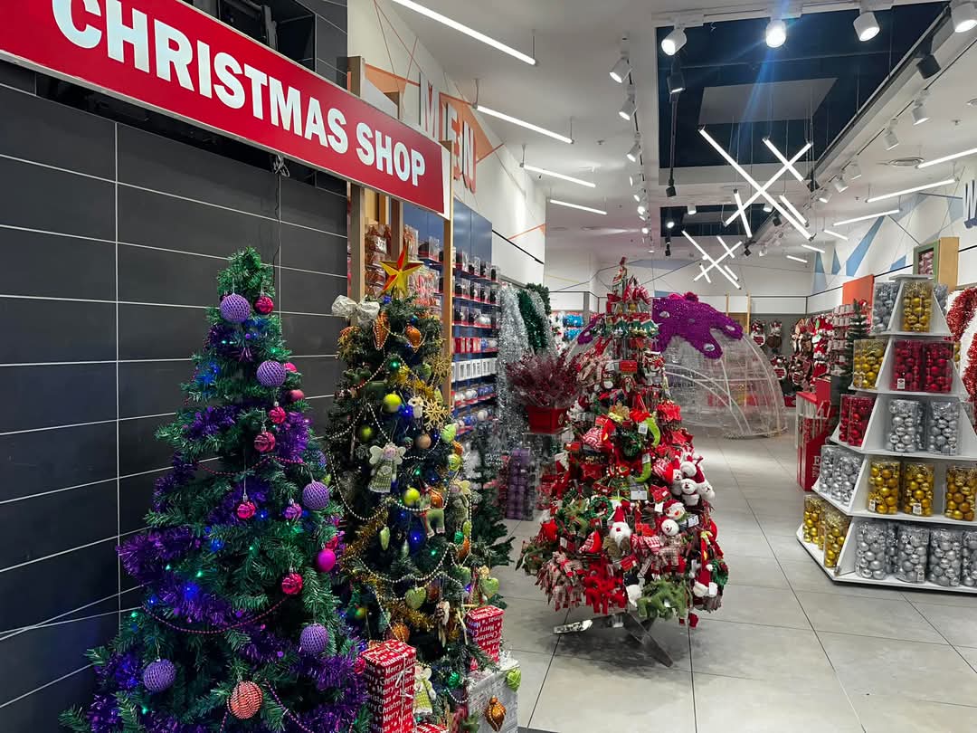 ☃️ The Christmas Shop in Luton, Snow Globe Experience 2024 at The Christmas Shop, 90, The Mall, Luton LU1 2TQ | Adults, Baby/Toddlers, Christmas, Family, Fun, Pay On Entry, Seasonal, Kids, Teens | Suitable for: Children, Family ☃️ The Christmas Shop in Luton, Snow Globe Experience 2024 - Event Image 3 December 18, 2024 09:00 AM