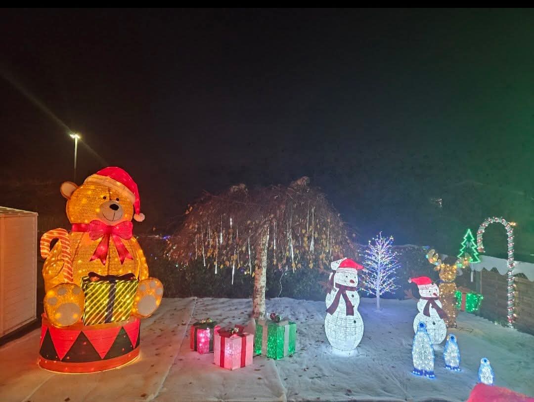 ⛄️ Harris Christmas Light Show in Flitwick 2024 at St Nicolas Close, Flitwick, Bedfordshire, MK45 1PF | Annual, Attractions, Baby/Toddlers, Charity, Christmas, Entertainment, Family, Free, Fun, Kids, Nightlife, Outdoor, Recurring, Seasonal, Social, Weather Permitting | Suitable for: Accessible, Children, Family ⛄️ Harris Christmas Light Show in Flitwick 2024 - Event Image 4 December 18, 2024 05:00 PM