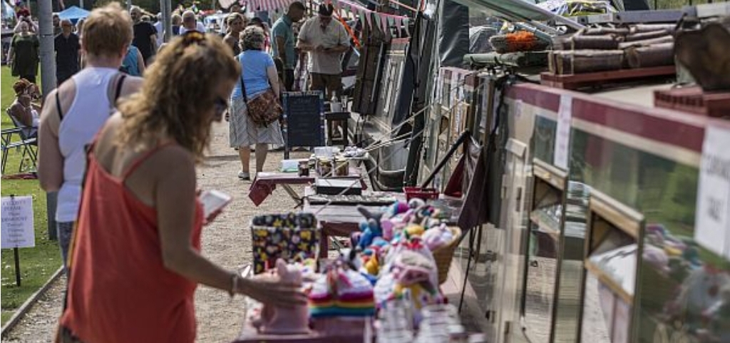 🛶 Linslade Easter Floating Market April 2025 at The Globe Inn, Globe Ln, Leighton Buzzard, Bedfordshire LU7 2TA | Adults, Craft Fair, Family, Free Entry, Outdoor, Scenic, Food/Drink | Suitable for: Children, Dog Friendly, Family 🛶 Linslade Easter Floating Market April 2025 - Event Image 2 April 18, 2025 10:00 AM