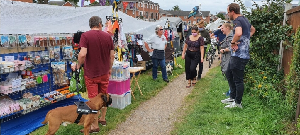 🛶 Linslade Easter Floating Market April 2025 at The Globe Inn, Globe Ln, Leighton Buzzard, Bedfordshire LU7 2TA | Adults, Craft Fair, Family, Free Entry, Outdoor, Scenic, Food/Drink | Suitable for: Children, Dog Friendly, Family 🛶 Linslade Easter Floating Market April 2025 - Event Image 3 April 18, 2025 10:00 AM