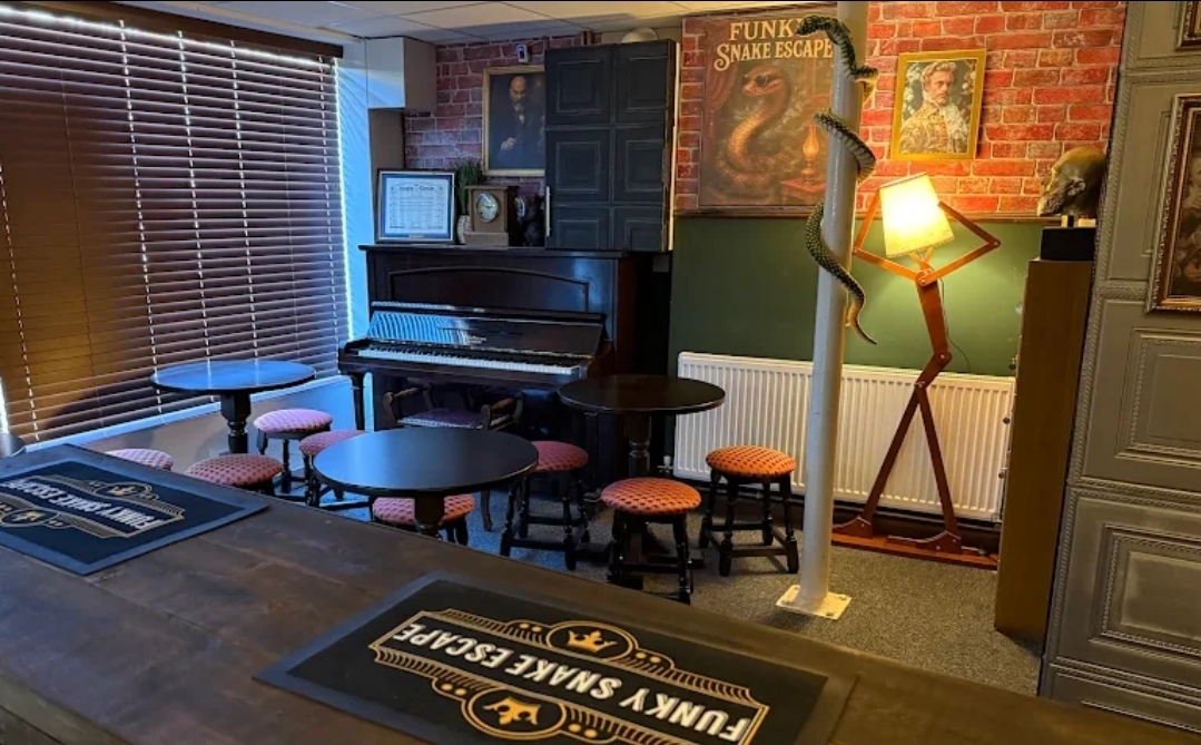 😂 Funky Snake Comedy Night - Leighton Buzzard - Event Image 4 November 27, 2025 08:00 PM