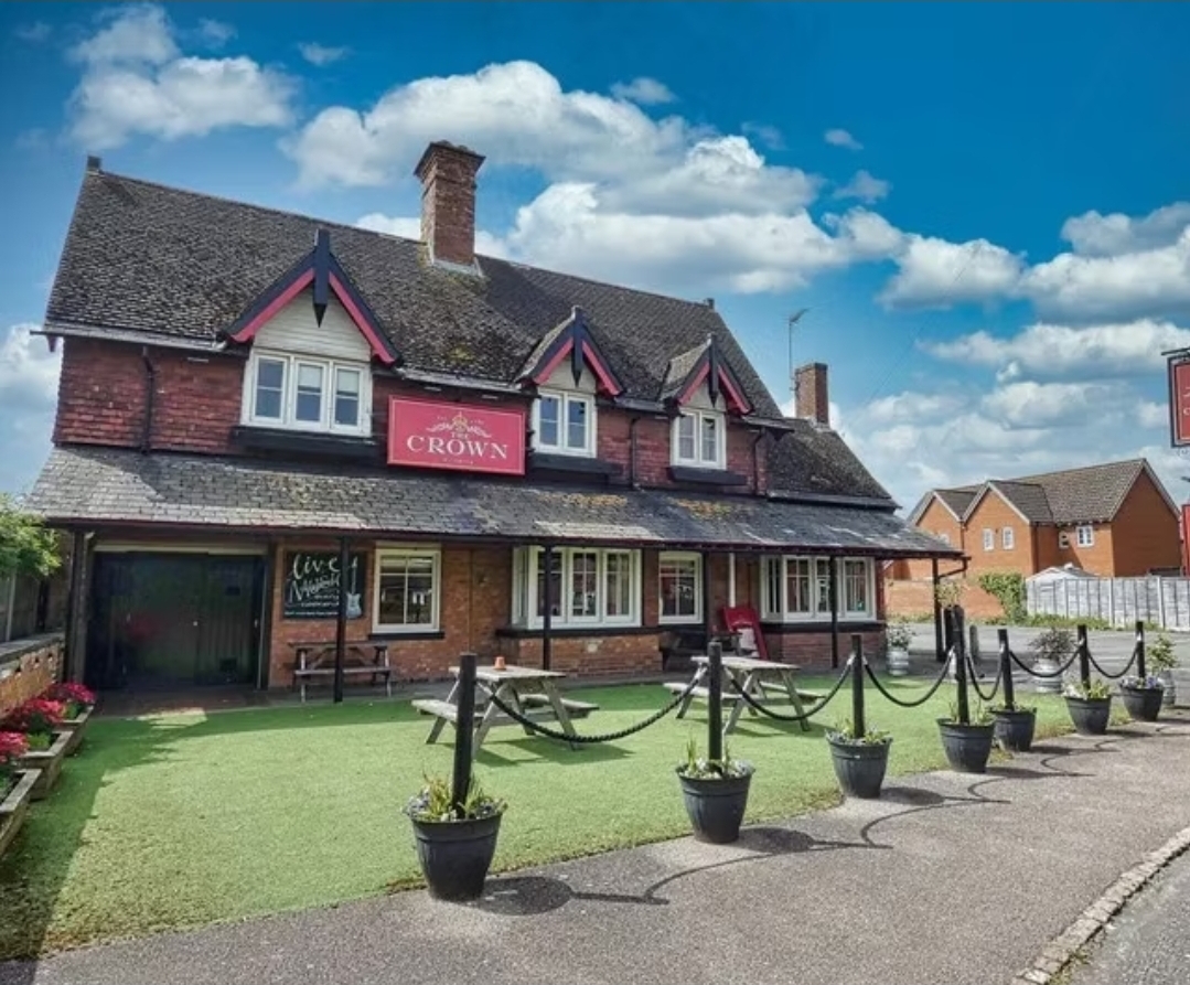 🎨 Sip and Paint - The Crown, Flitwick  - Event Image 2 April 17, 2026 07:30 PM